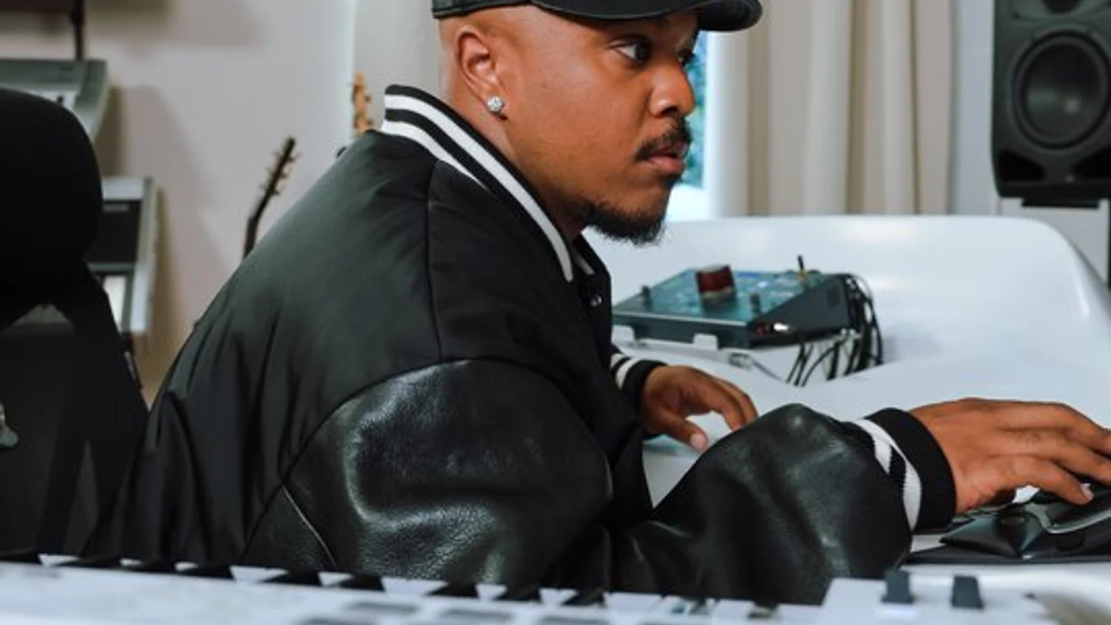 Khris Riddick-Tynes en un estudio de música, en la imagen publicada por Google para anunciar los plugins de Flow Music